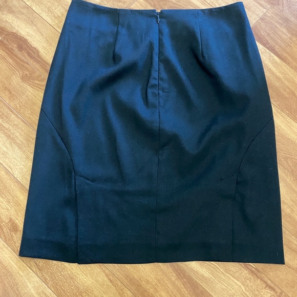 Black knee length skirt - Picture 2 of 3